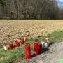 Kerzen und ein kleiner Engel stehen an der Unfallstelle zum Gedenken an die beiden jungen Männer