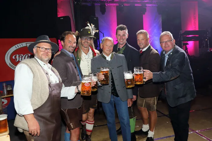 Beim Bieranstich von Links: Hermann Posarnig (Obmann), Vize-Bgm. Rudolf "Rudi" Egger, Helmut "Heli" Brunner, Hans Kolar, Markus Schwarzl (Obmann-Stvr.), Jörg Remschnig und Bgm. Klaus Köchl.