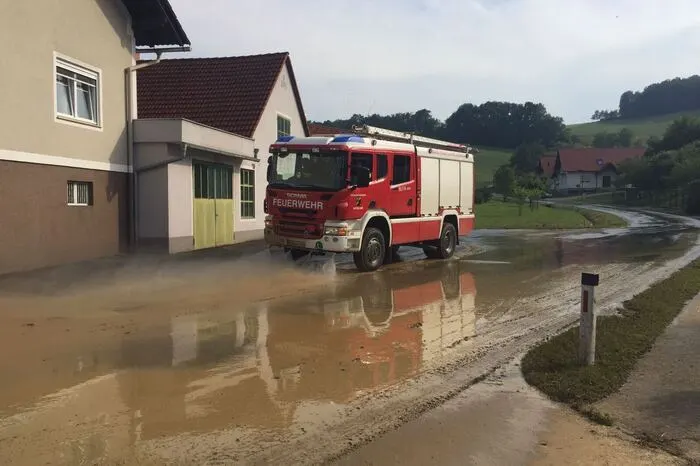 Unwetter mit Hagel und Überflutungen im Großraum Fehring. Feuerwehren sind von Johnsdorf über Fehring, Weinberg und Hohenbrugg bis Unterlamm im Einsatz, um umgestürzte Bäume zu entfernen und Keller auszupumpen. Mehr dazu.