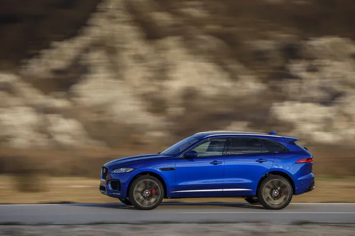 Die Einstiegsmodelle des F-Pace werden mit konventionellen Stoßdämpfern bestückt. Optional gibt es das elektronisch gesteuerte Adaptive Dynamics System mit verstellbarem Dämpfern.