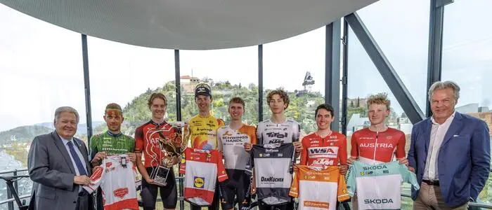 Österreichs Radsport-Präsident Harald Mayer (links), Tour-Direktor Thomas Pupp (rechts) und Fahrer vor dem Schloßberg