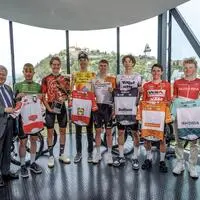 Österreichs Radsport-Präsident Harald Mayer (links), Tour-Direktor Thomas Pupp (rechts) und Fahrer vor dem Schloßberg