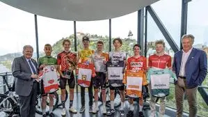 Österreichs Radsport-Präsident Harald Mayer (links), Tour-Direktor Thomas Pupp (rechts) und Fahrer vor dem Schloßberg