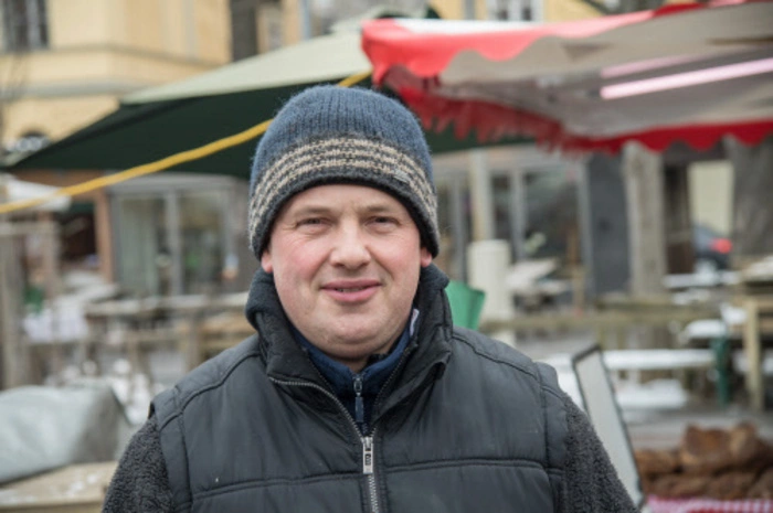 Werner Scherr (Marktfahrer): "Ich hätte gerne ein WC am Platz, das wäre nicht nur für uns, sondern auch für die Kunden praktisch. Der Asphalt gehört auch einmal hergerichtet. Bei den kaputten Kastanienbäumen hat es eine Zeitlang gedauert, bis etwas passiert ist, aber sie wurden dann alle ersetzt. Ich hoffe, sie werden gut wachsen."