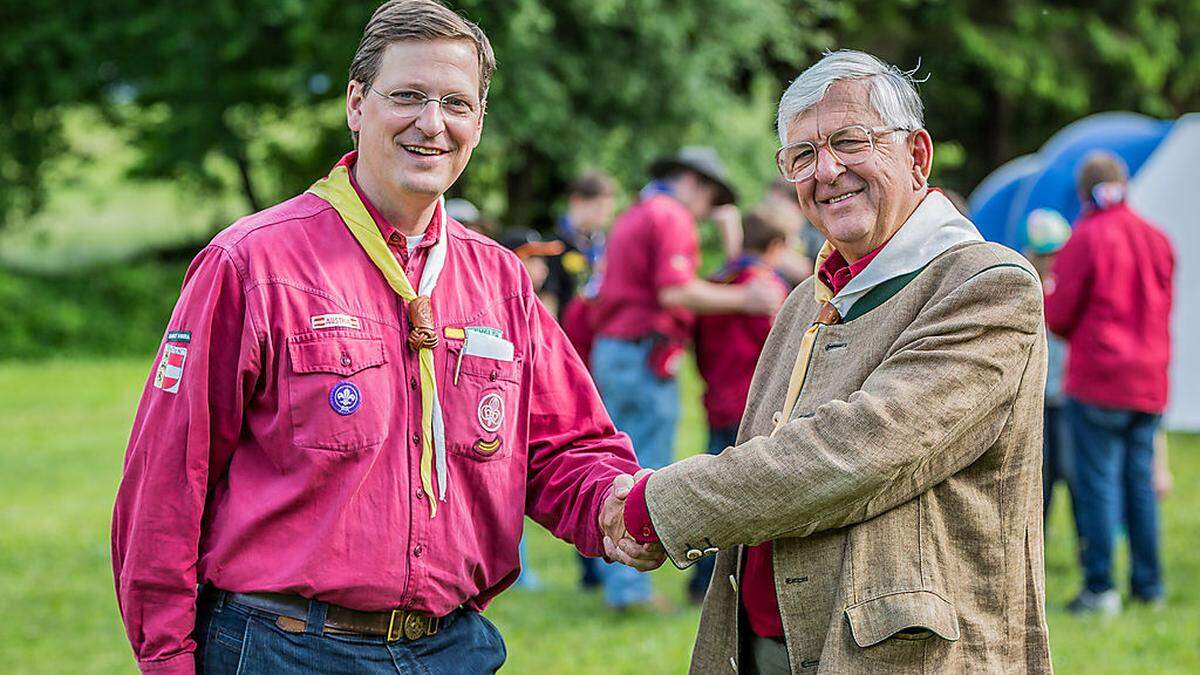 Landesleiter Dominik Habsburg-Lothringen beim Pfadfindergruß mit seinem Vater, Präsident Christoph Habsburg-Lothringen