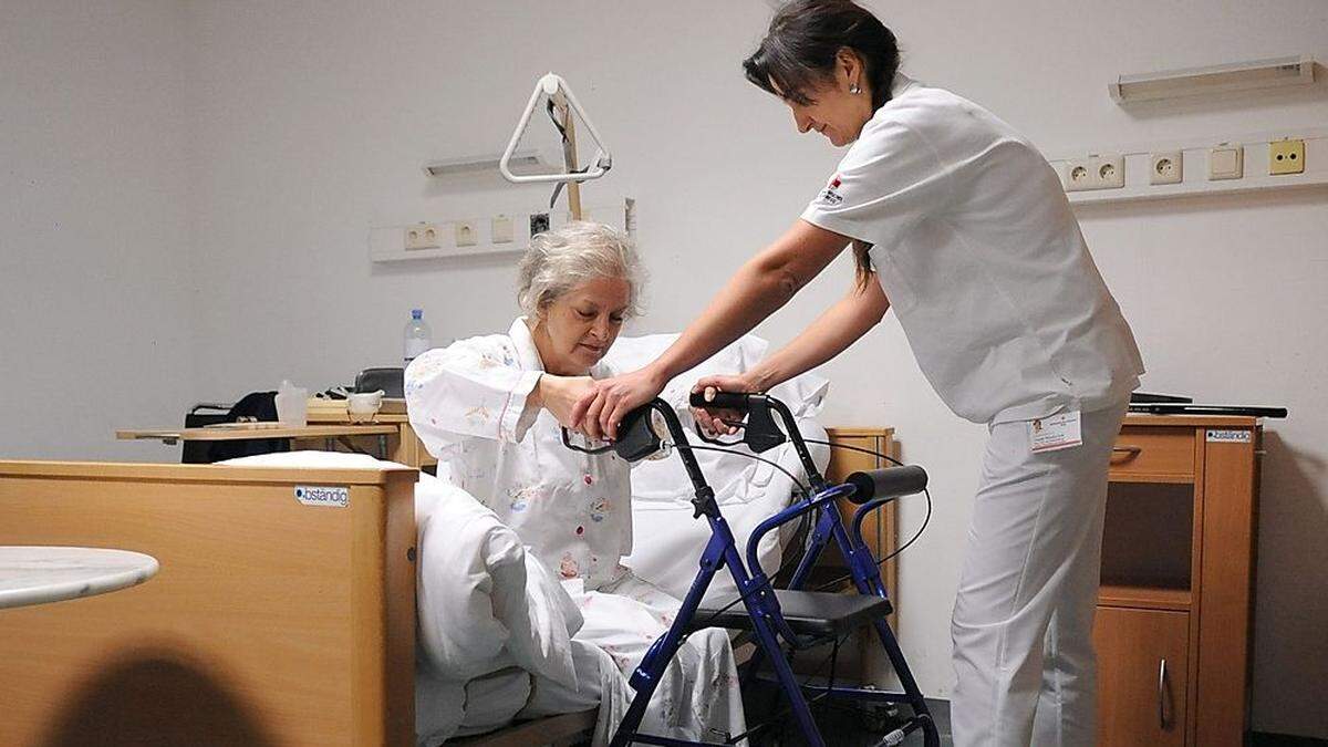 Mitarbeiter in der Pflege, ob mobil, stationär oder in Krankenhäusern, erhalten unter anderen den Corona-Bonus (Symbolfoto)