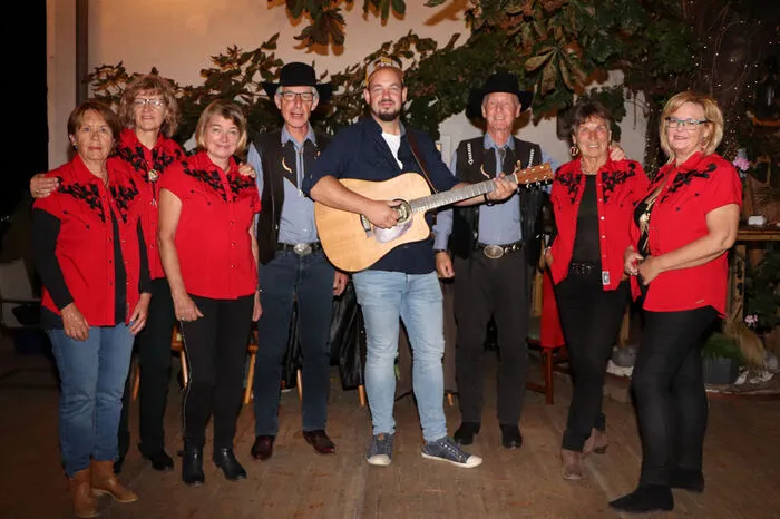 Martin Josef Sabitzer alias "Smartie Joe" hier mit den "Blacky's Linedancers" von Dieter "Blacky" Schwarz