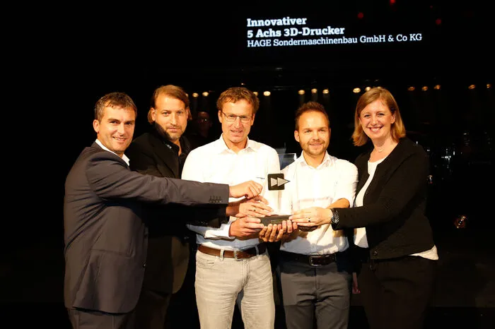 Hage Sondermaschinenbau entschied die Kategorie der mittleren Unternehmen für sich. Thomas Janics (2. links) und Peter Freigassner (2. von rechts) freuen sich mit dem Team.