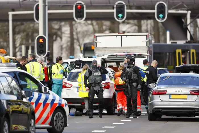 Bei dem Angriff waren drei Menschen getötet worden. Fünf weitere wurden nach Polizeiangaben verletzt, drei davon sollen sich in ernstem Zustand befinden.