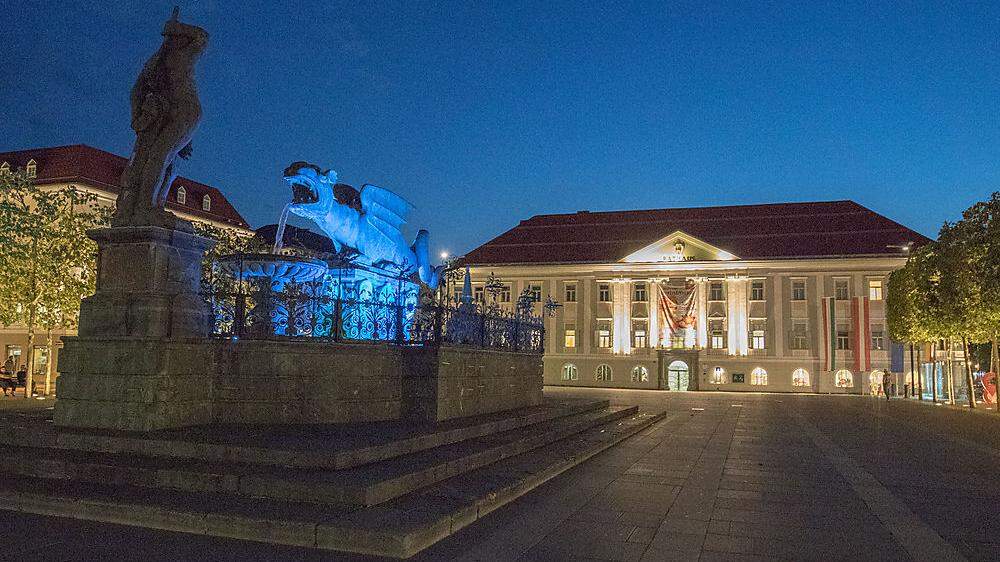 Sujets Neuer Platz, Rathaus, Lindwurm (bei Nacht)