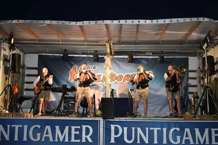 "Die Hafendorfer" brachten mit Harmonika, Gitarre und Posaune den Festplatz zum Beben.