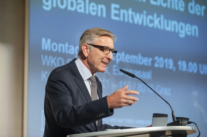 Die Wirtschaftskammer, Vertreten durch WK-Präsident Josef Herk, hatte zusammen ...