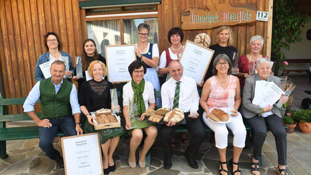 Alle Preisträgerinnen aus dem Bezirk Weiz inklusive der Landessiegerinnen Andrea Wurzer und Maria Nigitz (vorne 2. und 3. von links)