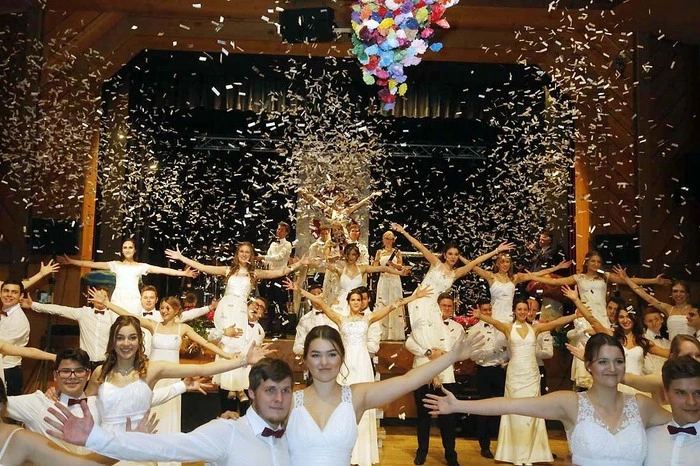 ...und in einem modernen Konfettiregen finalisiert, beeindruckte die Eröffnung der Ballnacht.