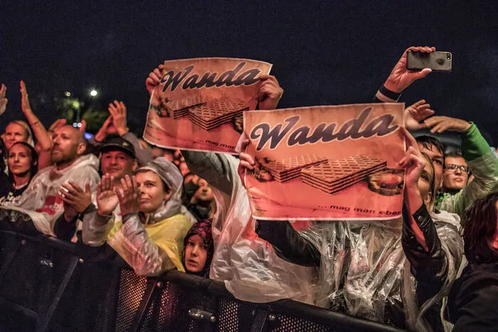 So konnte "Wanda" pünktlich das Konzert auf dem Freigelände neben dem Wörthersee-Stadion starten.