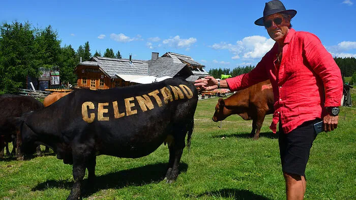 Wer darf sich schon über eine eigene beschriftete Kuh freuen? Aldo Celentano!