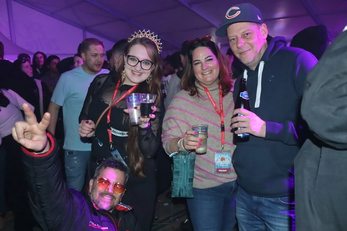 Nach der Siegerehrung hieß es für die Teilnehmer des Slide &amp; Ride auch im Partyzelt Vollgas geben.
