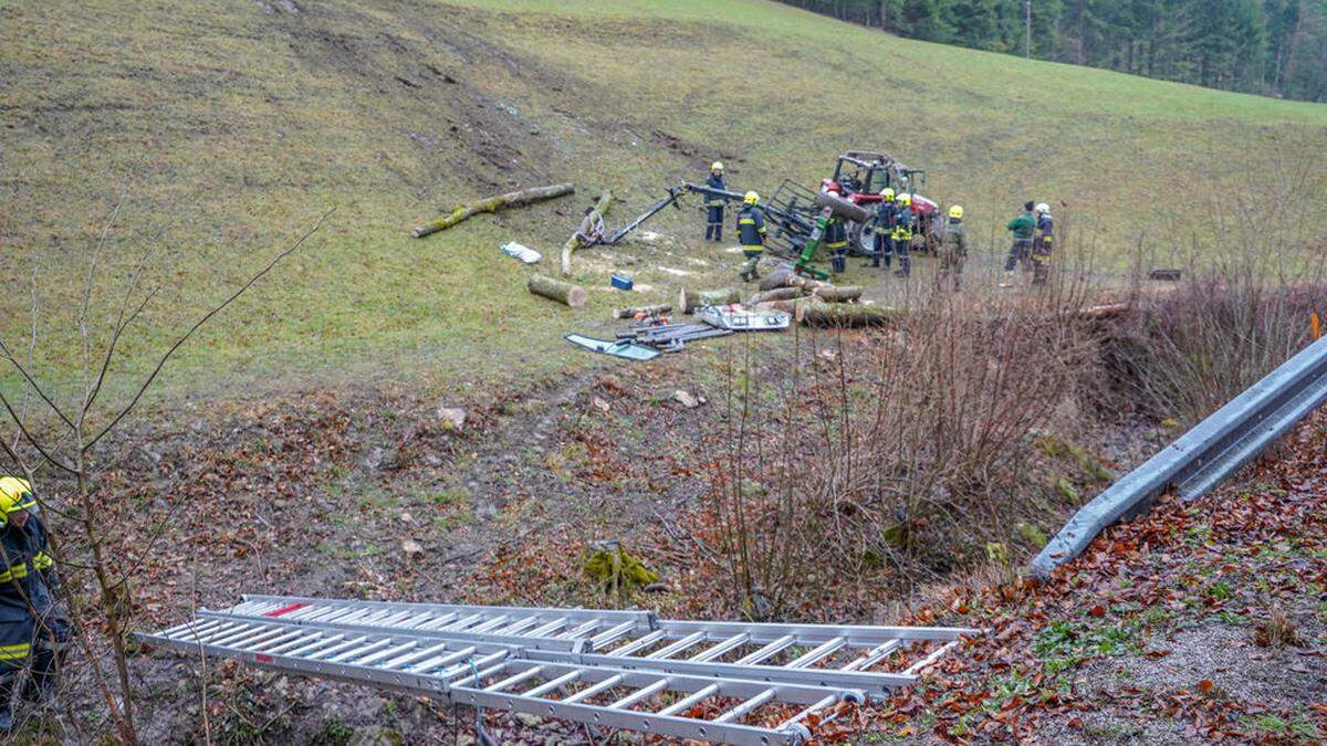 Der Traktor überschlug sich beim Absturz mehrmals 