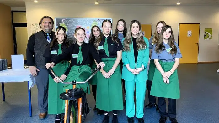 Einzigartige Idee: HLW-Schülerinnen und Direktor Friedrich Spies mit „Smoothie Bike“