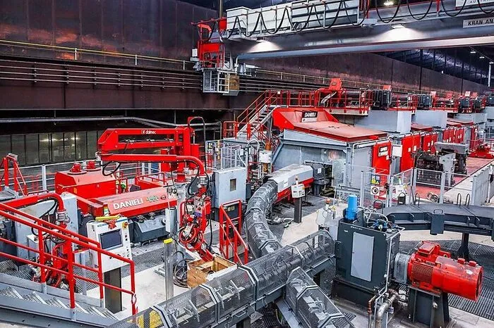 Die Produktionslinie verfügt über elf Walzwege. 550.000 Tonnen Drähte werden hier jährlich produziert.