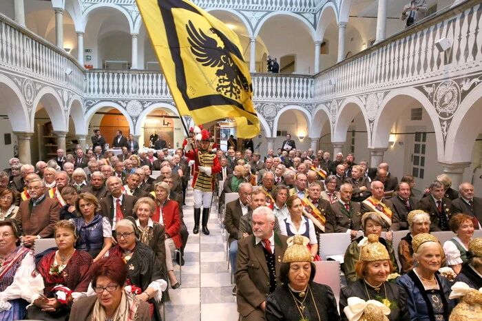 Anlässlich der Jubiläumsfeierlichkeiten „100 Jahre Kärntner Freiheitskampf“ und „Landesfeier zum 10. Oktober“ lud der Kärntner Abwehrkämpferbund, Ortsgruppe St. Veit, zum Festakt in den Rathaushof.