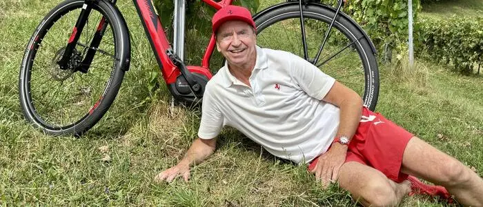 Für das Sommergespräch mit der Kleinen Zeitung ging es für Heribert Kasper zurück in seine Heimat Leibnitz: hier genießt er die Fahrten mit seinem geliebten E-Bike über die Weinberge  – und wie könnte es bei „Mr. Ferrari“ anders sein: natürlich im Ferrari-Look