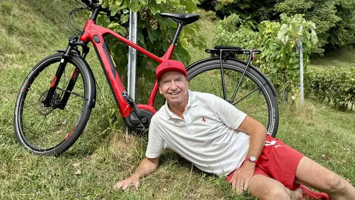Für das Sommergespräch mit der Kleinen Zeitung ging es für Heribert Kasper zurück in seine Heimat Leibnitz: hier genießt er die Fahrten mit seinem geliebten E-Bike über die Weinberge  – und wie könnte es bei „Mr. Ferrari“ anders sein: natürlich im Ferrari-Look