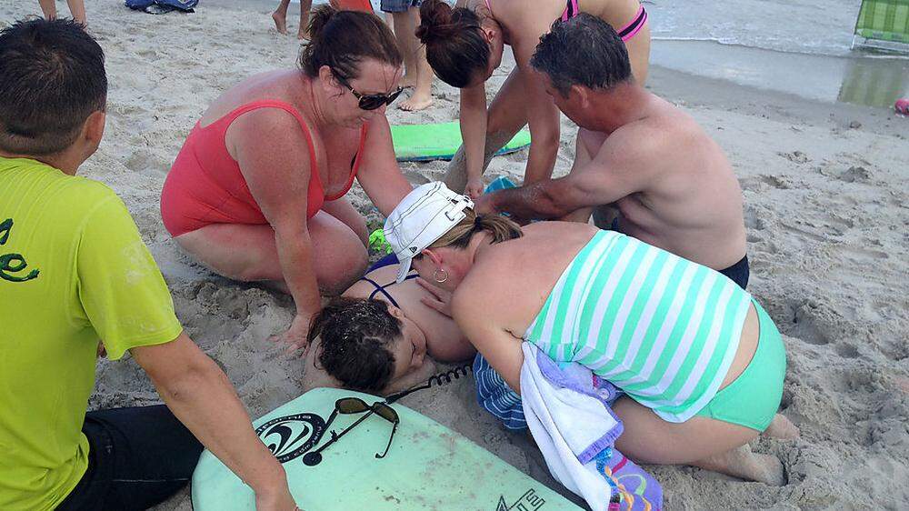 Die Zwölfjährige wird am Strand erstversorgt