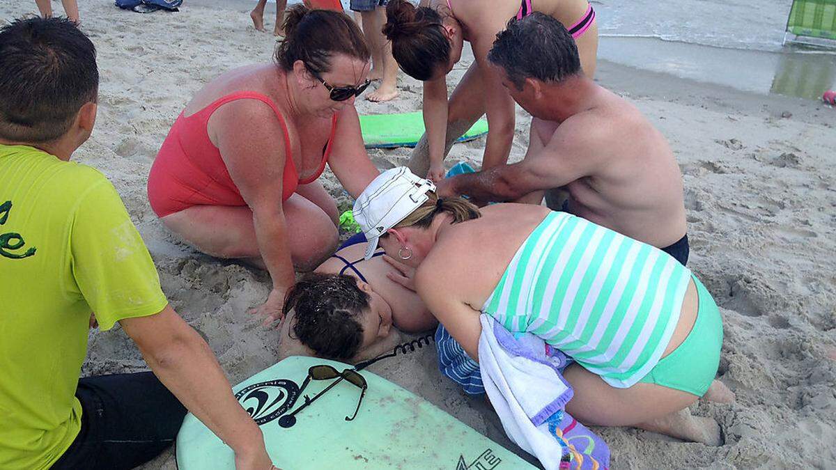 Die Zwölfjährige wird am Strand erstversorgt