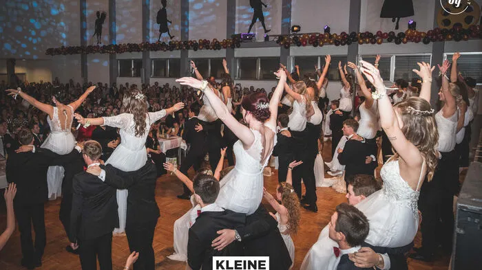 Die Maturanten der HLW Leoben luden am 16. November zu einem Ball, der seinesgleichen sucht. Unter dem Motto Graduation - On the red carpet to our final exam, wurde bis in den frühen Morgen gefeiert. Hier gibt's die schönsten Bilder.