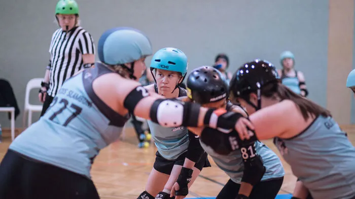 Mit Vollkörperkontakt geht es bei Rollerderby zur Sache. Das sind die Dust City Rollers Graz, klicken Sie sich durch die Bilder.