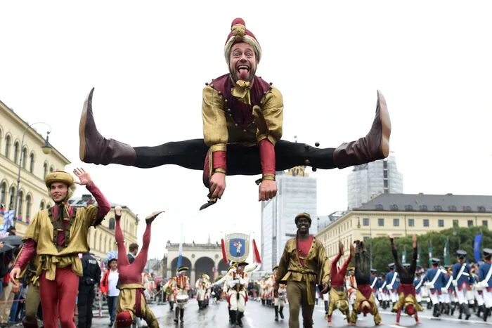 Akrobaten bei eine Kostümparade beim Oktoberfest in München.  