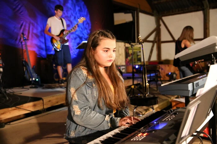 68 Schüler (von acht bis 56 Jahren) und neun Lehrer gaben drei Stunden lang Proben ihres musikalischen Könnens. 