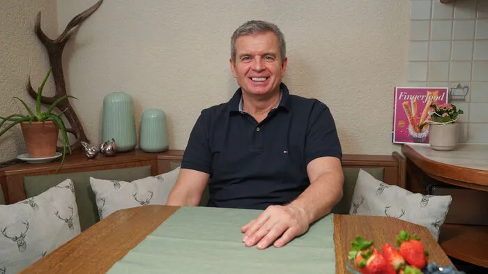 Gerald, 55-jähriger Haubenkoch aus Vorarlberg, ist durch eine gefinkelte Aktion seiner besten Freunde in der Sendung gelandet: „Insgeheim werden schon Wetten abgeschlossen, wie viele Zuschriften ich bekomme.“ Geralds Traumfrau ist Nichtraucherin und ganz natürlich. Sie hat „keine Bilder auf dem Körper. Höchstens ein kleines Tattoo.“ Gerald würde gerne mit einer neuen Partnerin eine Schneeball- und Polsterschlacht machen. Und natürlich gemeinsam kochen: „Als Haubenkoch wird man gar nicht eingeladen, weil jeder Angst hat, etwas falsch zu machen. Aber mir ist das Einfachste gut genug.“ Seine Sehnsucht: Er möchte jemanden kennenlernen, der sein Leben verändert: „Auch meine Mutter wäre sehr erfreut, wenn’s einmal klappen würde.“