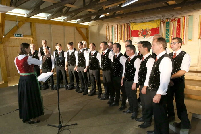 Neben dem Veranstalter unter der Leitung von Marianne Schlintl (Foto) wirkten weiters die Sängerrunde Klagenfurt-Emmersdorf (Karlheinz Klement), der Volksliedchor Althofen/Treibach (Jakob Feichter) sowie die Singgemeinschaft Projern unter der Leitung von Eva Fogash mit.