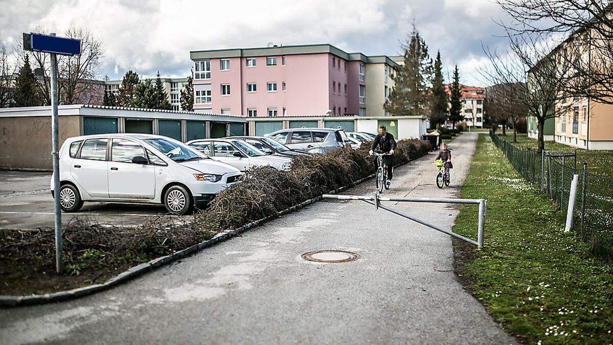 Bei diesem Weg in Klagenfurt handelt es sich um einen Privatweg, den man mit dem Auto bis auf Widerruf benutzen darf. Das sah ein Anrainer anders und zeigte Autofahrer bei der Polizei an