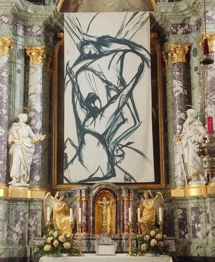 Das 3,70 mal 1,90 Meter große Gemälde Oswald Kollreiders verhüllt das Hochaltarbild in Strassen