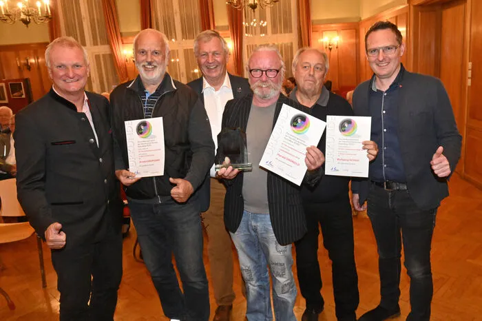 Der Mallnitzer Bürgermeister Bundesrat Günther Novak, Arnold Kropiunig (2. Platz), Landesfotoreferent Norbert Steiner, Landessieger Harald Gronold, Wolfgang Schuh (3. Platz) und Hausherr Bürgermeister Michael Maier. 