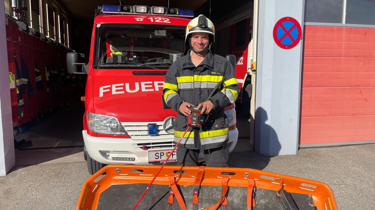 Josef Heiß mit seiner „Tunnel-Ausstattung“. Dazu zählen etwa Schleifkorbtrage, Blitzleuchten, Suchstock und Wärmebildkamera