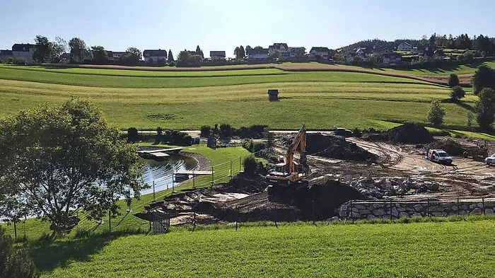 Die Schüttungen und der Bau der Hochwasserentlastung sind bald abgeschlossen