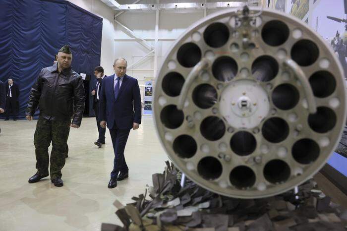 Der russische Präsident Wladimir Putin besucht das 344. Armee-Luftfahrtzentrum für Kampftraining und Transition in Torzhok in der Region Tver.