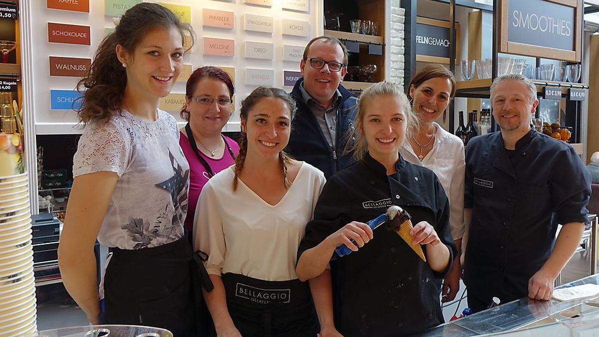      Jörg Rath (4.v.l), Ann-Marie Rath (6.v.l) mit ihrem Team vom Bellaggio im LCS Leoben