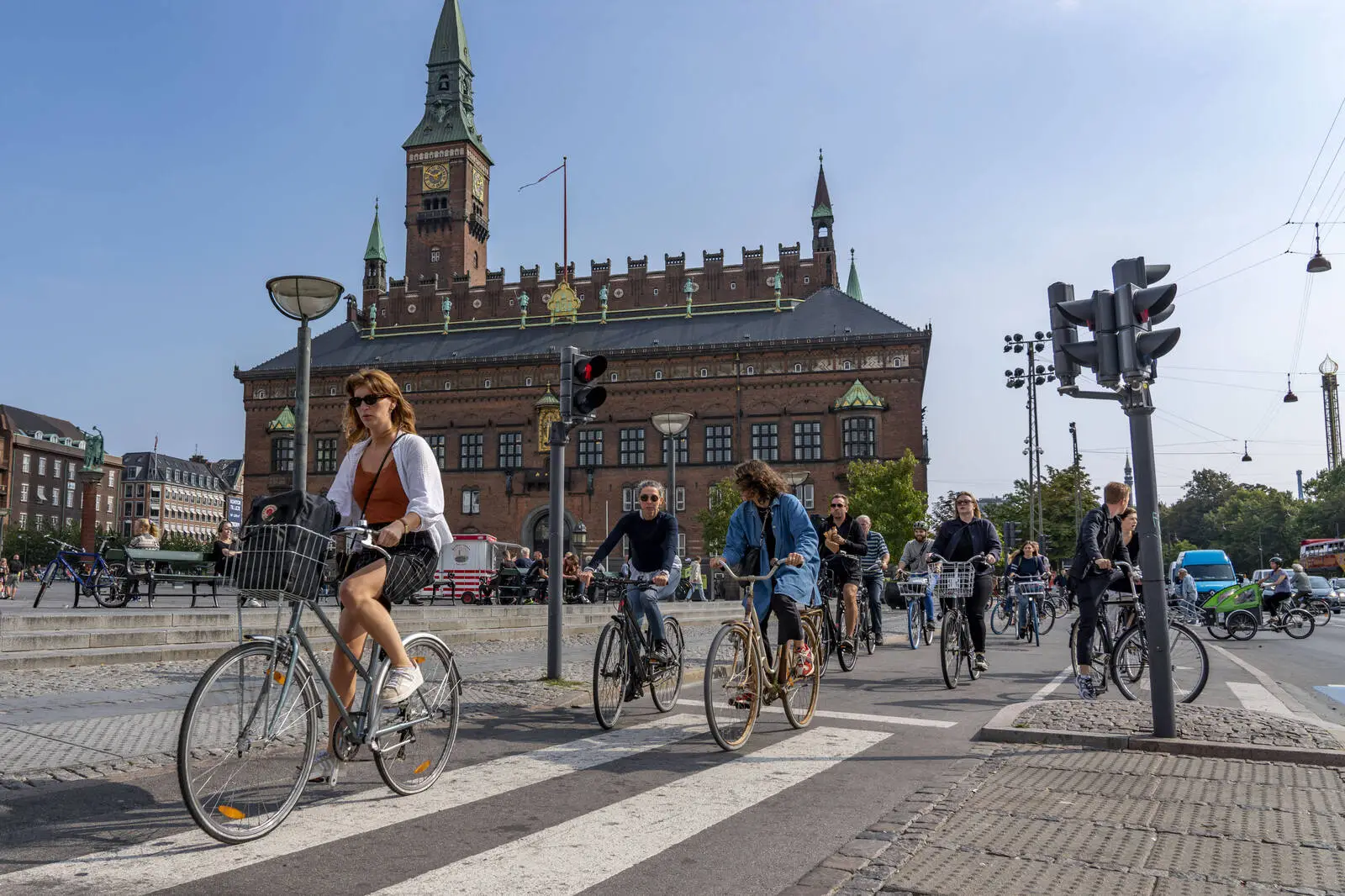 Eine Gruppe von Radfahrerinnen und Radfahrern fährt durch die Innenstadt von Kopenhagen.  | 56 Prozent der Bevölkerung Kopenhagens fahren täglich mit dem Fahrrad