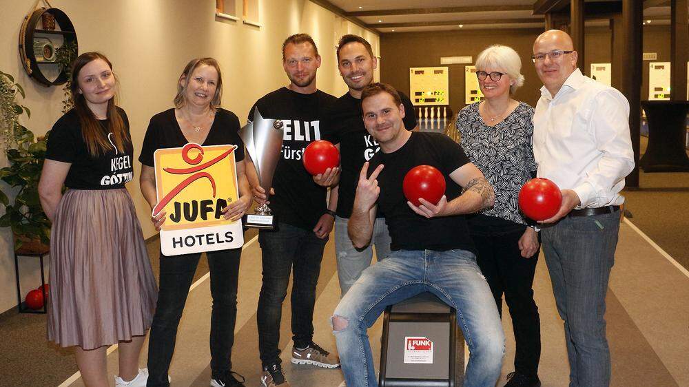 Das siegreiche JUFA-Team „Elite“ aus Fürstenfeld mit Hoteldirektor Erik Selle (3.v.l) samt Wanderpokal und JUFA-Geschäftsführer Gernot Reitmaier (rechts außen)