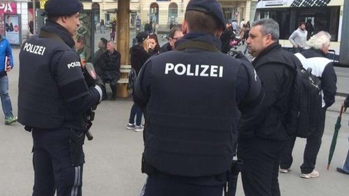 Verließ ein Grazer nicht rasch genug die Gleise auf dem Jakominiplatz und behinderte somit die Polizei? Nun gab es eine Strafverfügung (Bild Sujet)