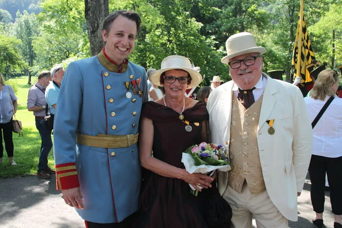 Durch das Programm führte, wie alle Jahre wieder, Andreas Gieferl (r.). Hier am Bild mit Thomas Gussmagg, Geschäftführer des Tourismusverbandes und Gitti Schaden, die seit dem ersten Biedermeierfest für die Organisation sorgt.