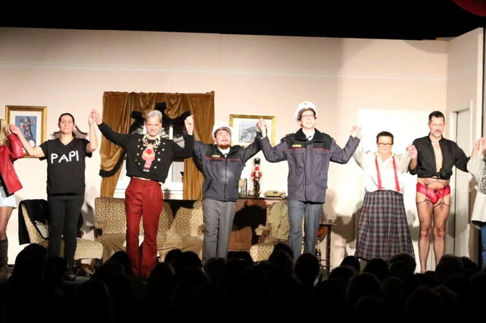 Standing ovations gab es unter anderen von Burghofspiele-Obmann Helmut Wachernig, Polizeichef Günther Ratschnig, Bankdirektor Herbert Marktl, Apotheker Paul Hauser, Claudia Peichl, Obfrau der „Freunde der Friesacher Burghofspiele“ sowie Vizebürgermeisterin Ursula Heitzer. 