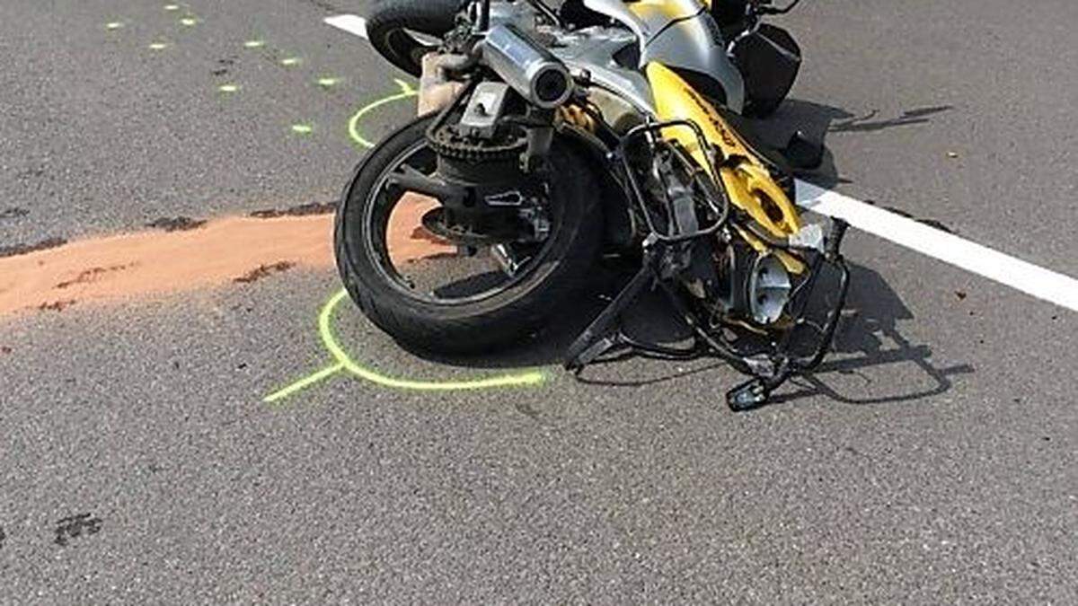 Der verletzte Biker wurde nach der Erstversorgung durch das Rote Kreuz ins nächstgelegene Krankenhaus gebracht