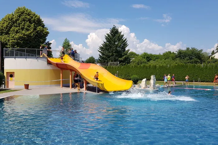 ... Voitsberger Freibad ging, wo das Becken zwei Mal durchschwommen werden musste.