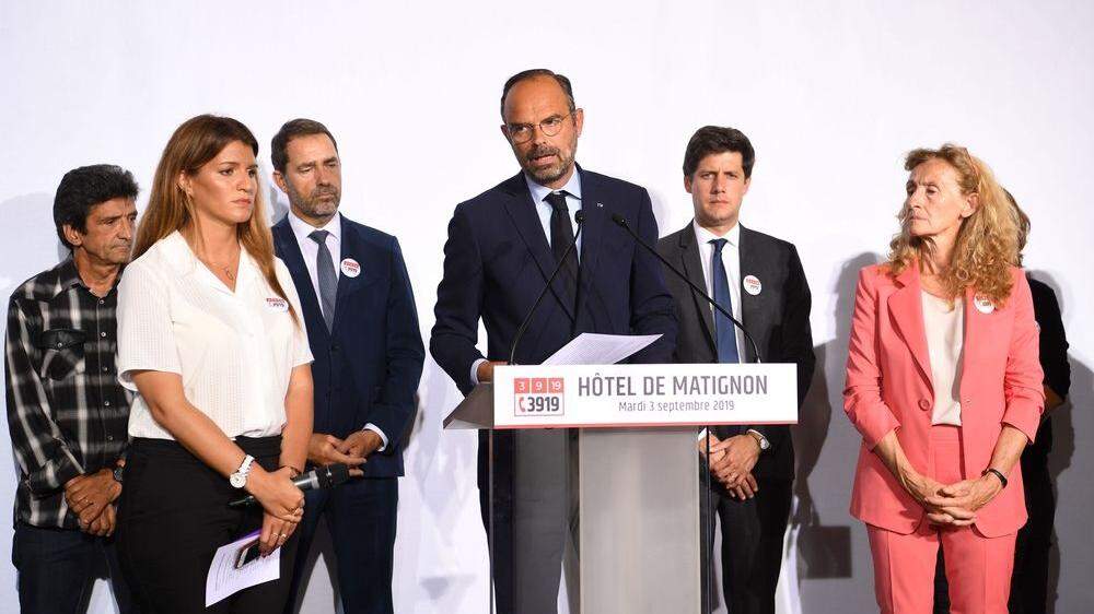 Premierminister Edouard Philippe (Mitte) verspricht Hilfe für Frauen